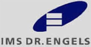 dunkelgrauer Schriftzug IMS DR. Engels auf hellgrauem Rechteck mit blauen Logo